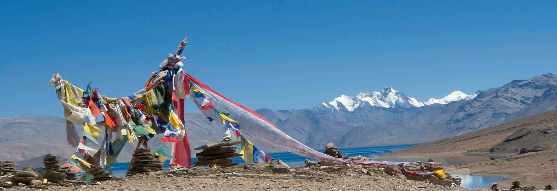 Gebetsfahnen am Tso Moriri-See, Ladakh